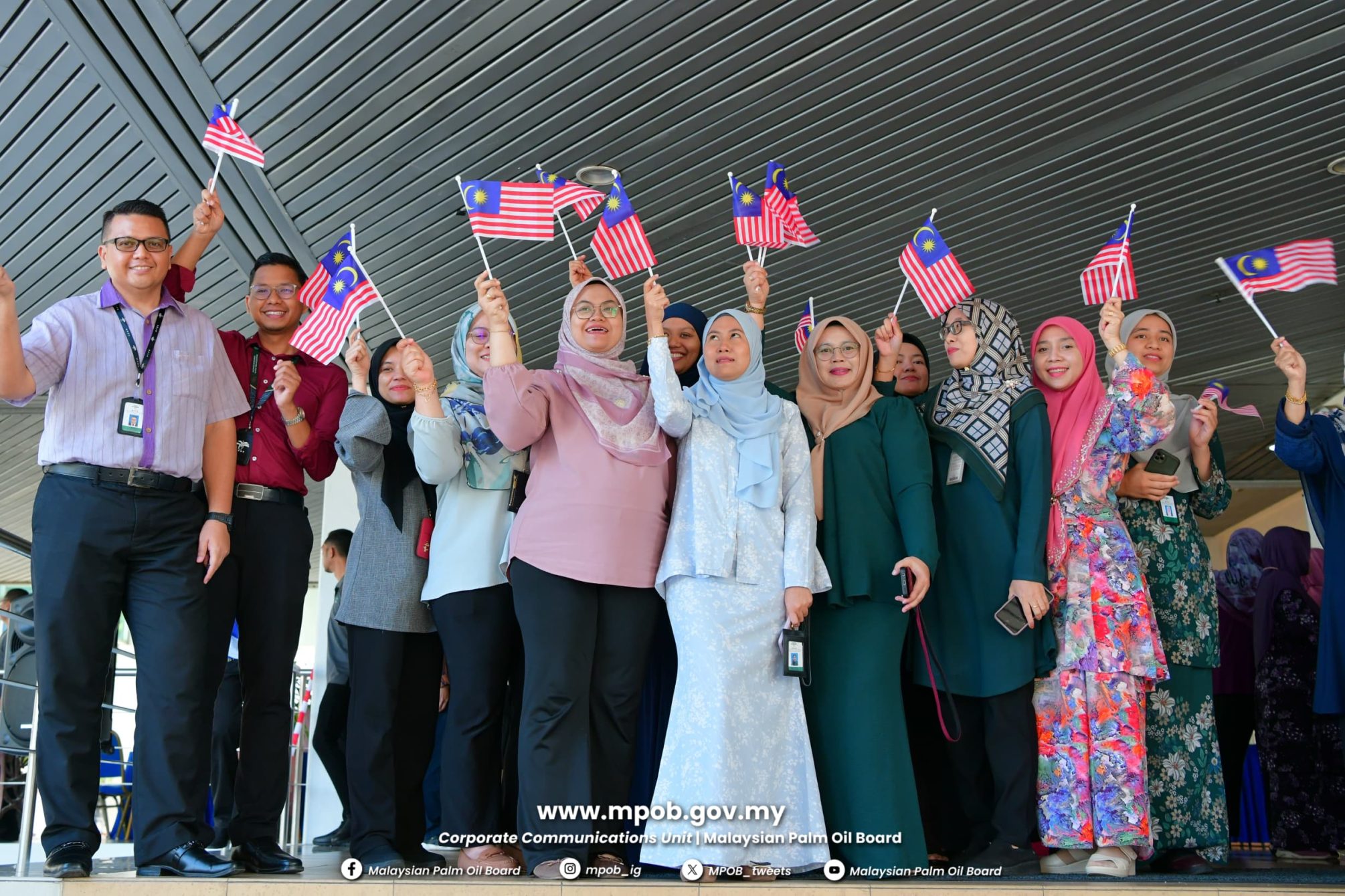 Majlis Penyerahan Jalur Gemilang Peringkat MPOB (11)