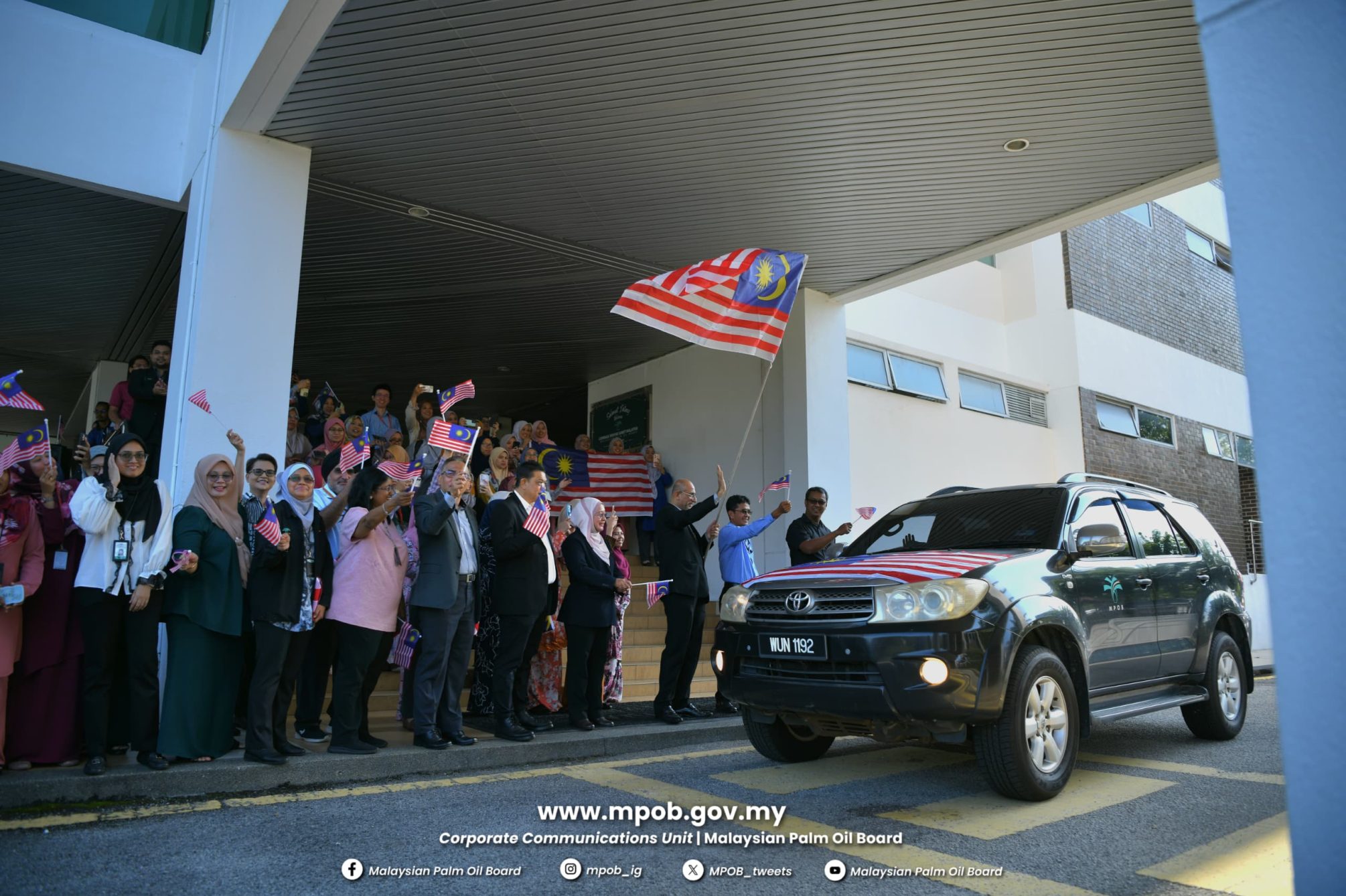 Majlis Penyerahan Jalur Gemilang Peringkat MPOB (12)