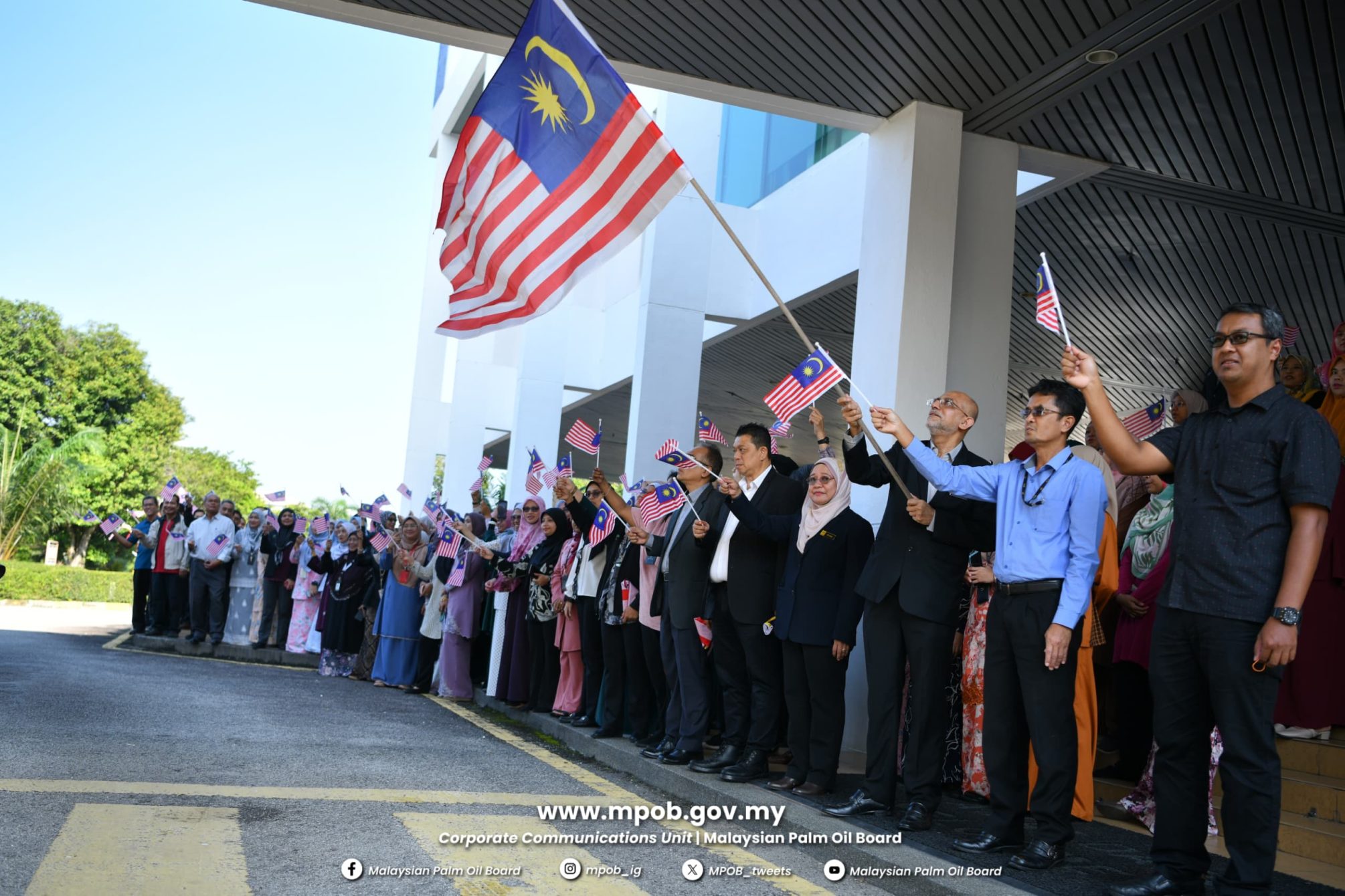 Majlis Penyerahan Jalur Gemilang Peringkat MPOB (14)