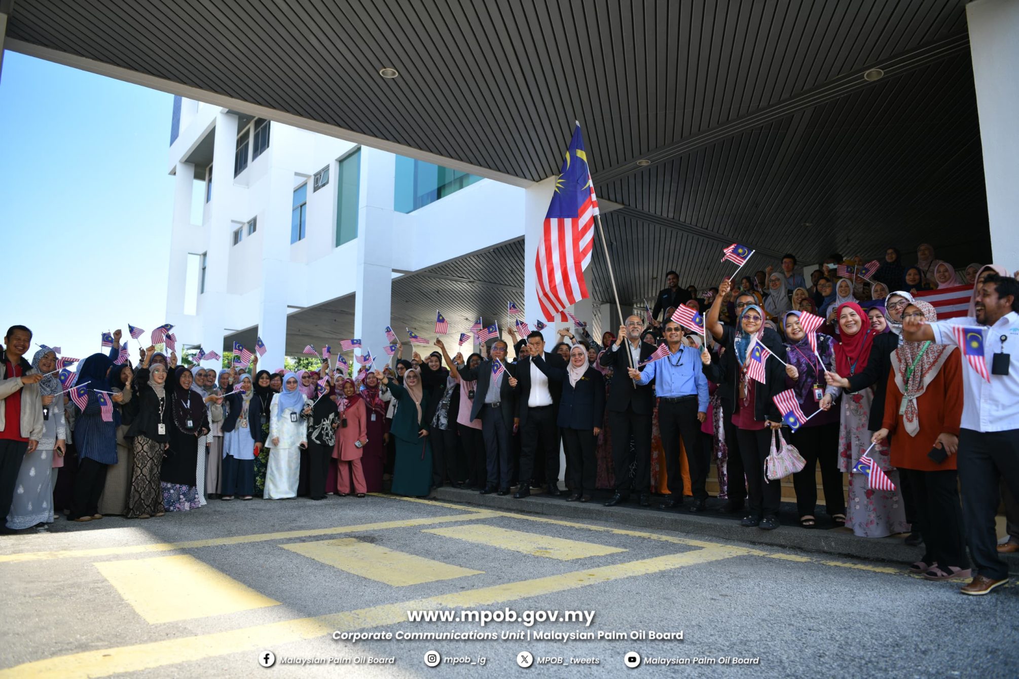 Majlis Penyerahan Jalur Gemilang Peringkat MPOB (15)