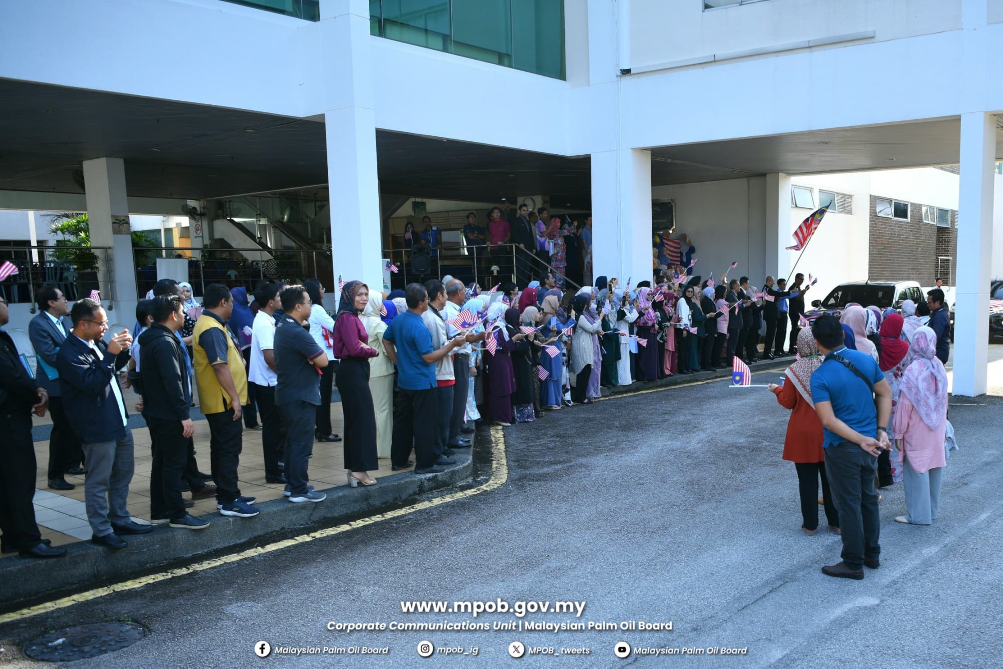 Majlis Penyerahan Jalur Gemilang Peringkat MPOB (17)