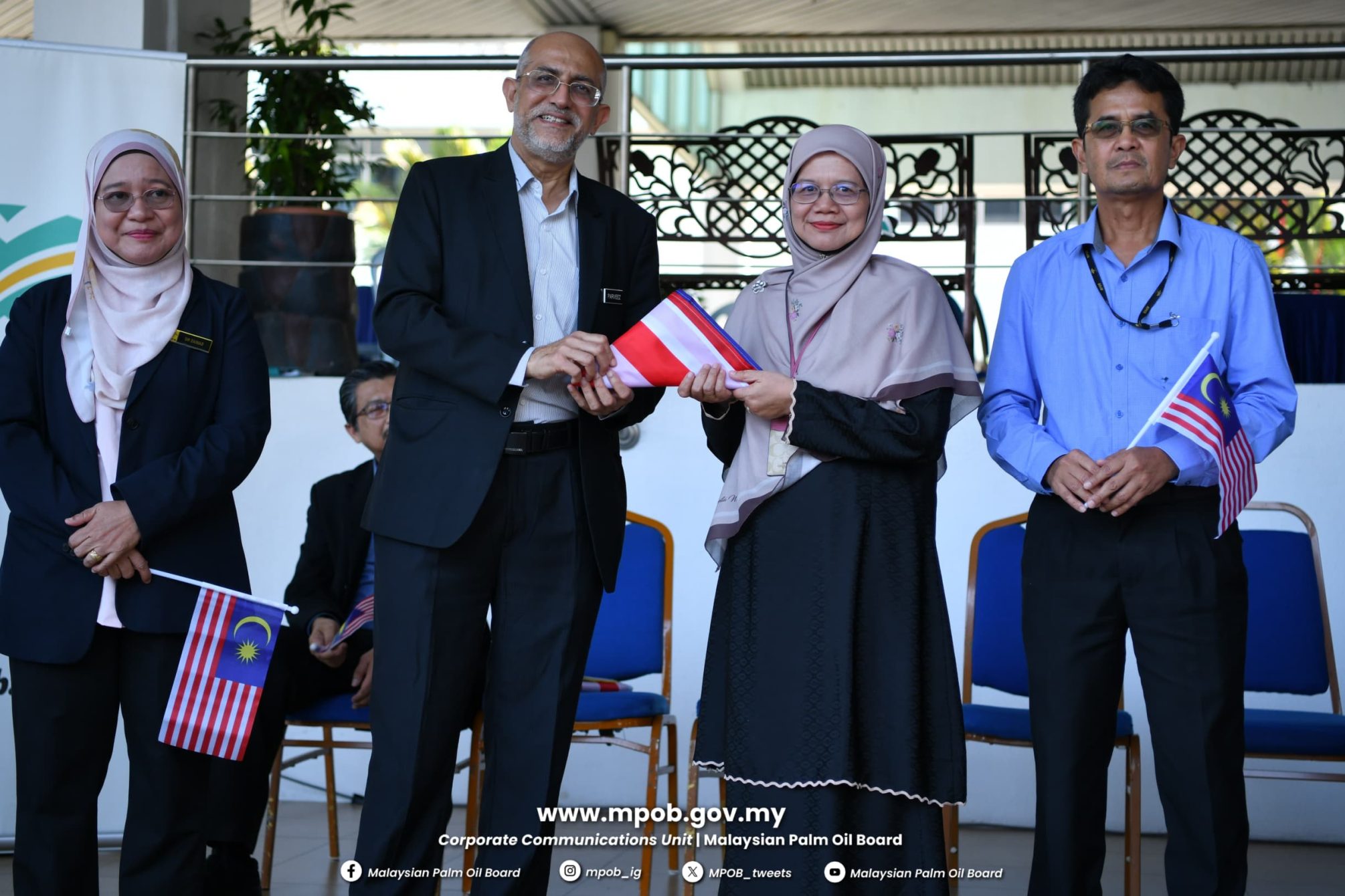 Majlis Penyerahan Jalur Gemilang Peringkat MPOB (18)