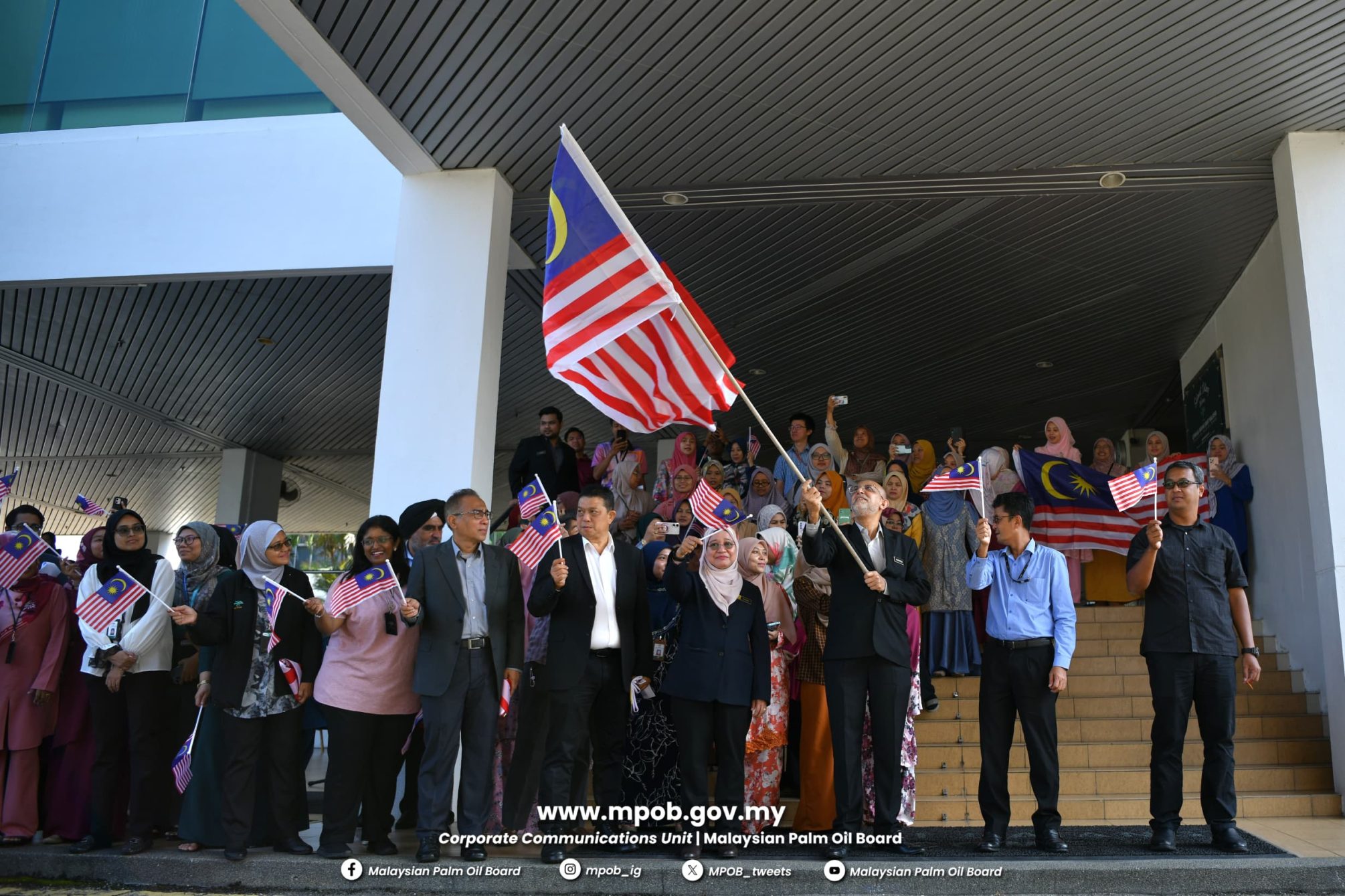 Majlis Penyerahan Jalur Gemilang Peringkat MPOB (2)