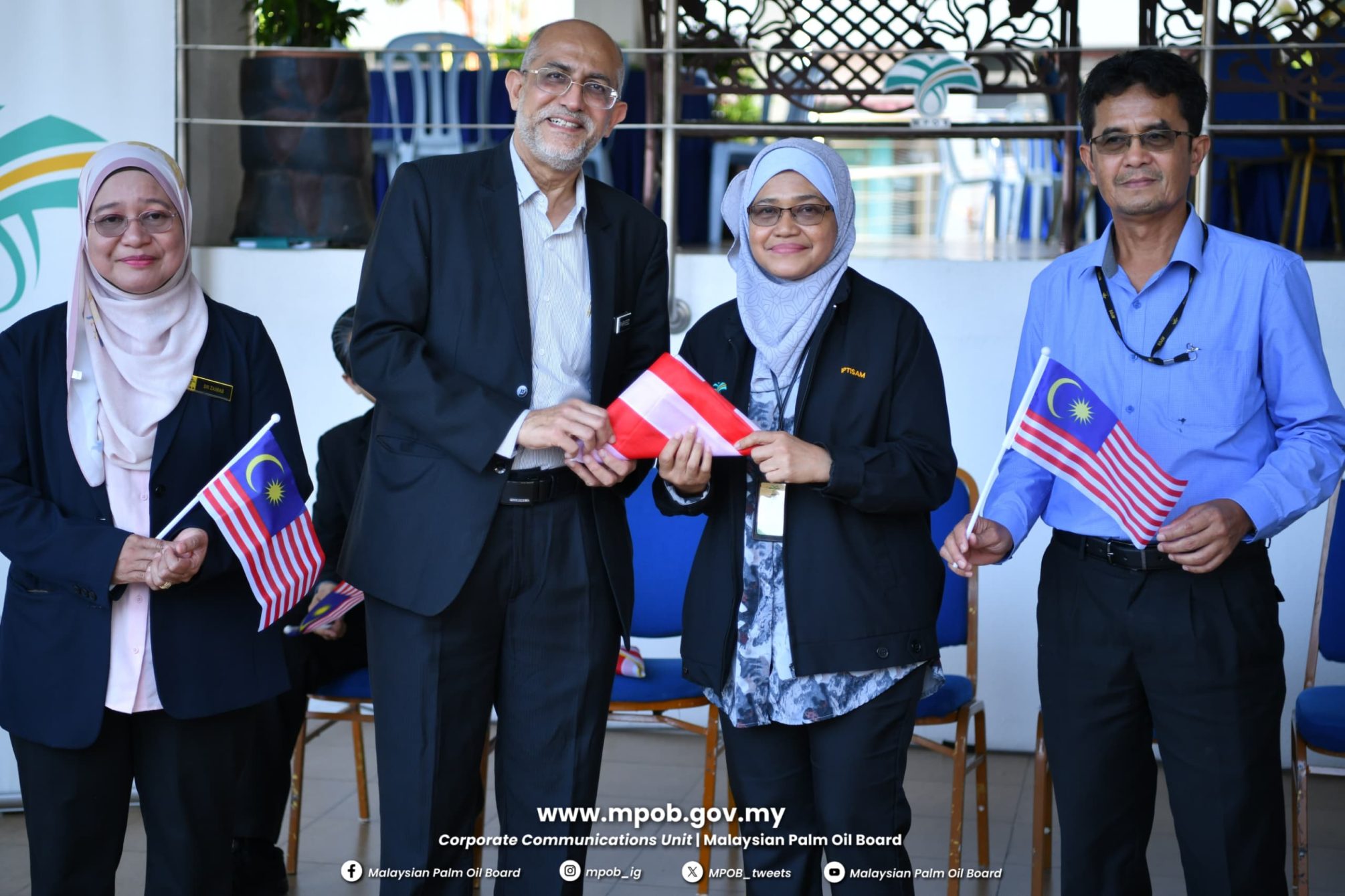 Majlis Penyerahan Jalur Gemilang Peringkat MPOB (20)