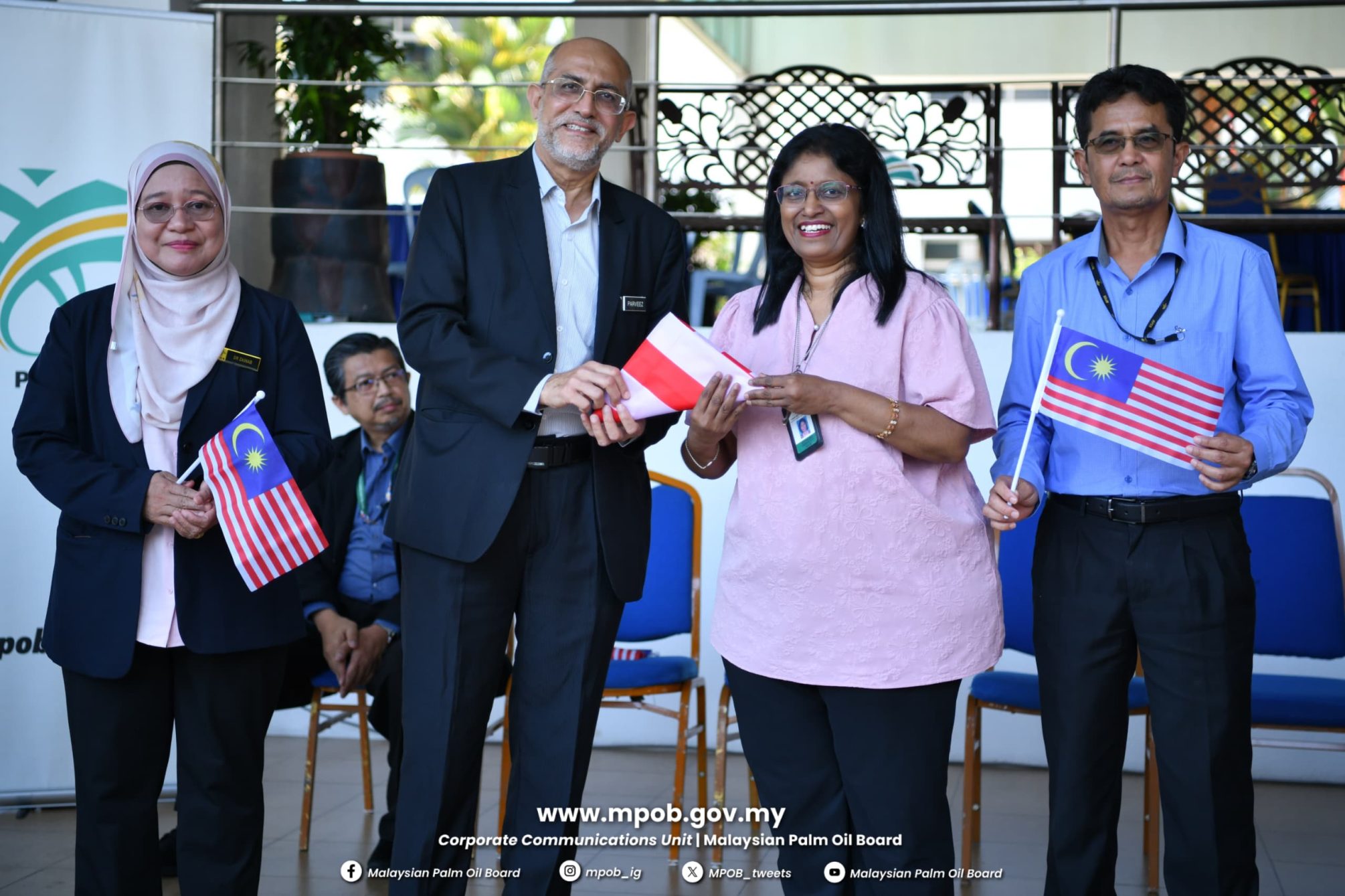 Majlis Penyerahan Jalur Gemilang Peringkat MPOB (23)