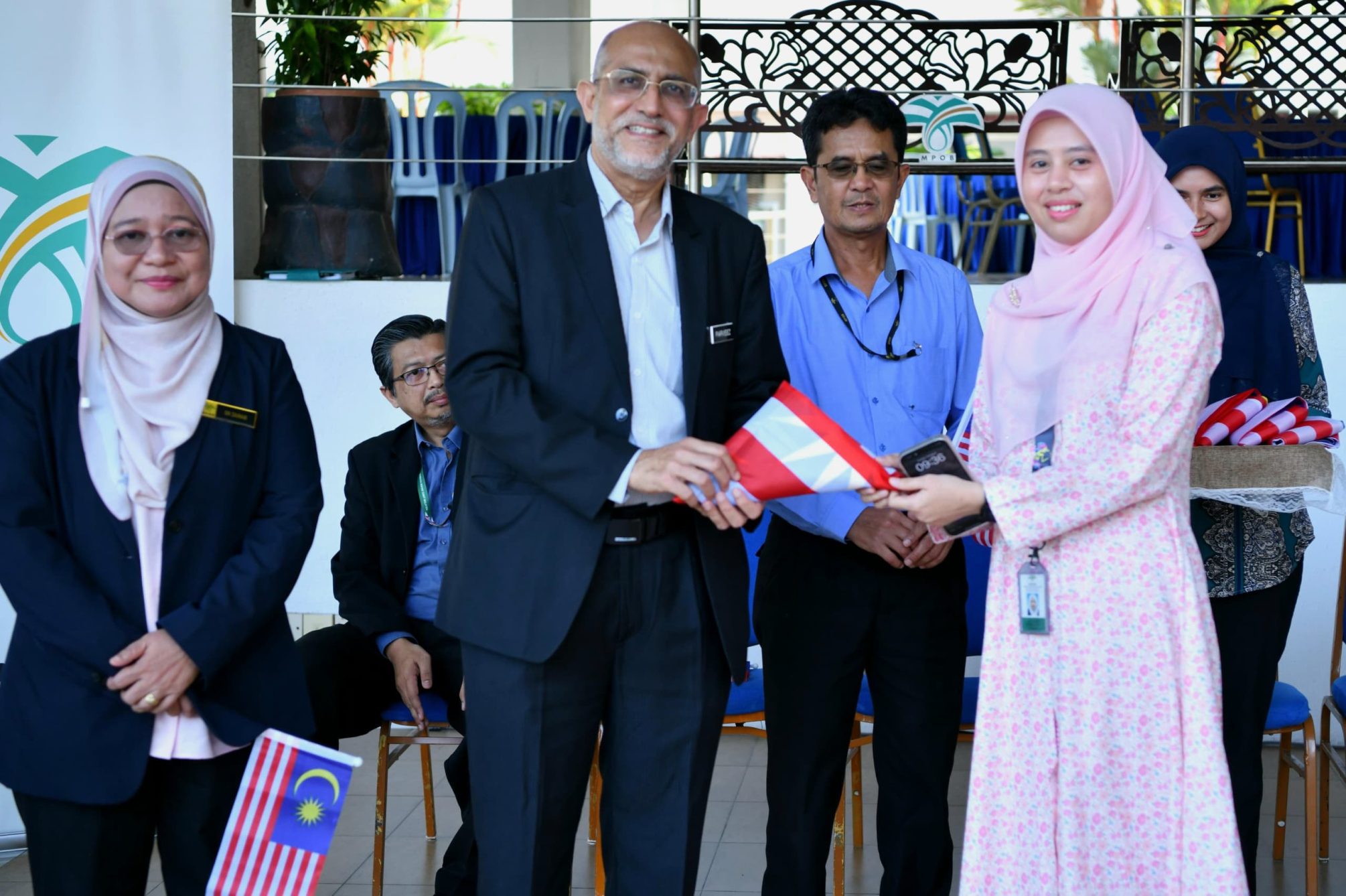 Majlis Penyerahan Jalur Gemilang Peringkat MPOB (24)