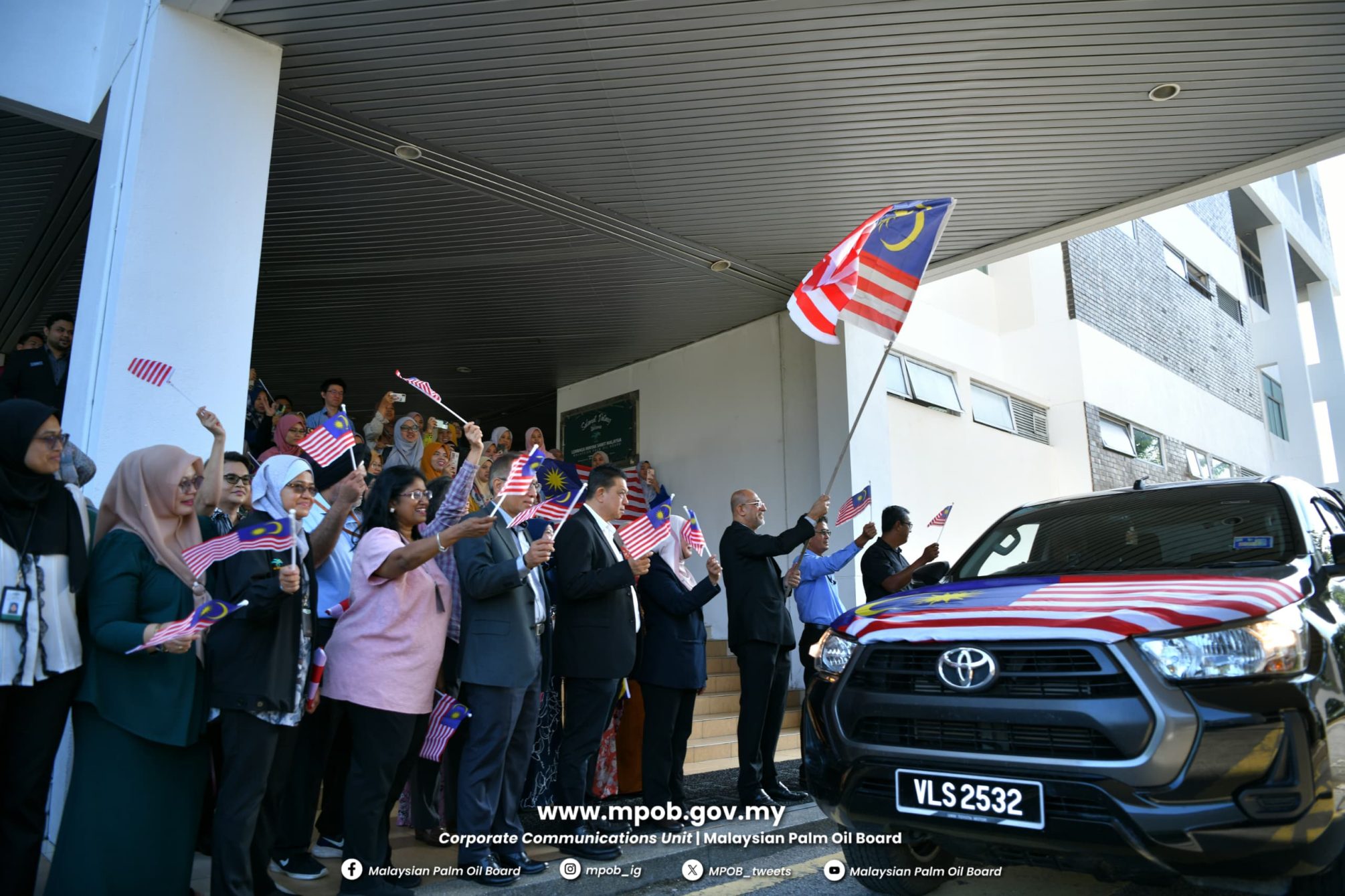 Majlis Penyerahan Jalur Gemilang Peringkat MPOB (5)