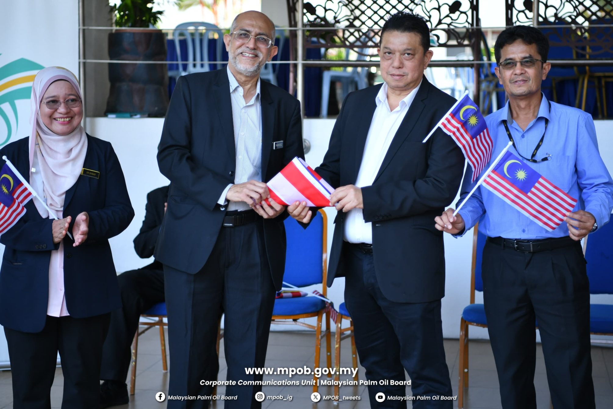 Majlis Penyerahan Jalur Gemilang Peringkat MPOB (6)