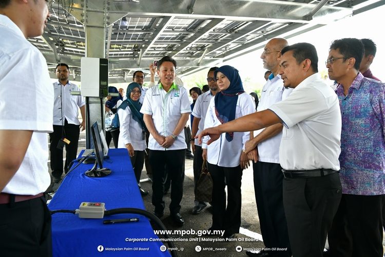 Majlis Pertukaran Dokumen Perjanjian Supply Agreement with Renewable Energy (SARE) bagi Parkir (1 (12)