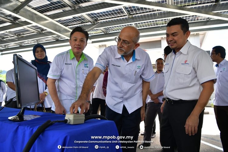 Majlis Pertukaran Dokumen Perjanjian Supply Agreement with Renewable Energy (SARE) bagi Parkir (1 (13)