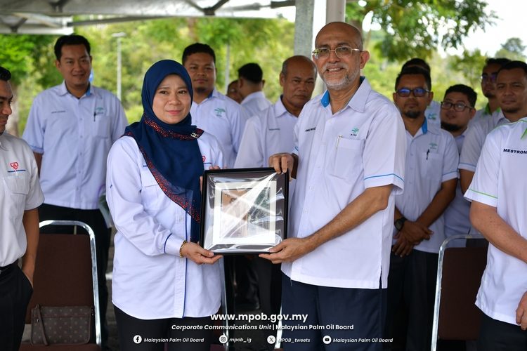 Majlis Pertukaran Dokumen Perjanjian Supply Agreement with Renewable Energy (SARE) bagi Parkir (1 (14)