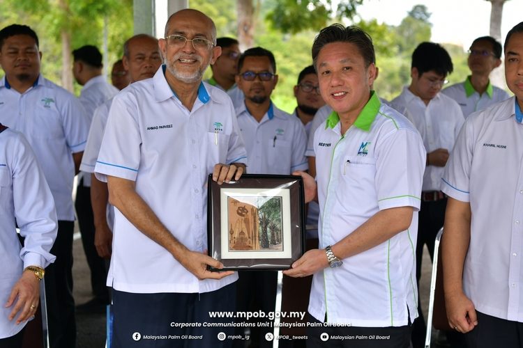 Majlis Pertukaran Dokumen Perjanjian Supply Agreement with Renewable Energy (SARE) bagi Parkir (1 (18)