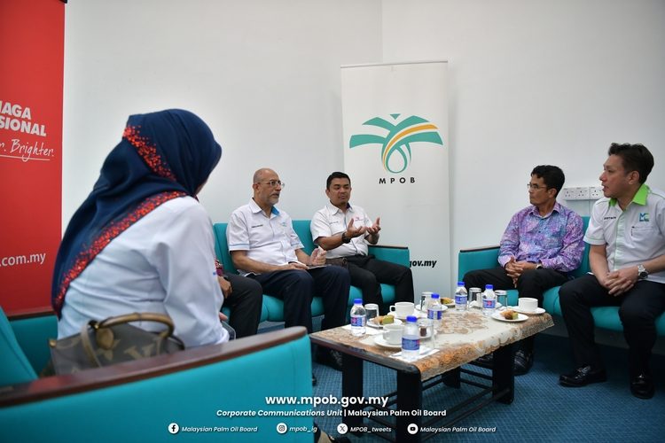 Majlis Pertukaran Dokumen Perjanjian Supply Agreement with Renewable Energy (SARE) bagi Parkir (1)